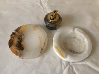 Mramorové popelníky a zapalovač