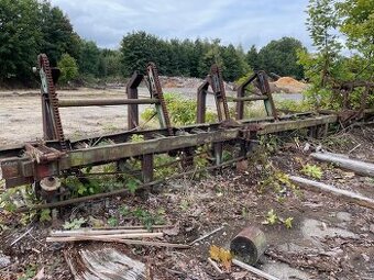 Podélný dopravník kulatiny s příčným vynášecím dopravníkem