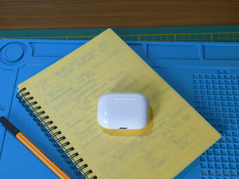 Apple AirPods Pro (2. generace) s MagSafe pouzdrem (USB-C)