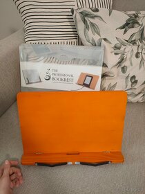 Stojan na knihy celodřevěný