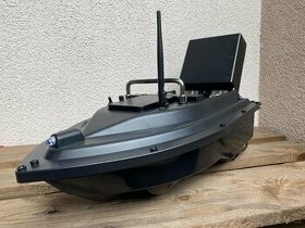 Rybářská zavážecí loď s ČESKÝM NÁVODEM