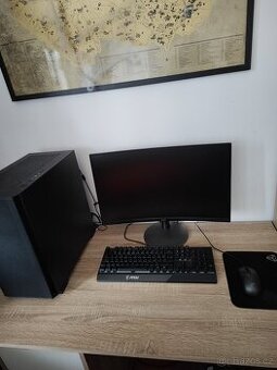 Herní počítač, klávesnice, monitor a myš