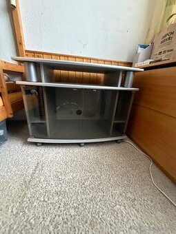 Televizní stůl s kolečky