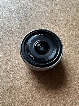 Prodám objektiv Sony 16mm f/2,8
