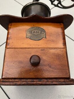 Starý dřevěný mlýnek na kávu velký - HAHA - rok 1920