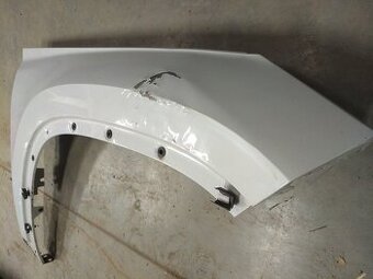 Škoda Kodiaq pravý blatník lehce poškozen