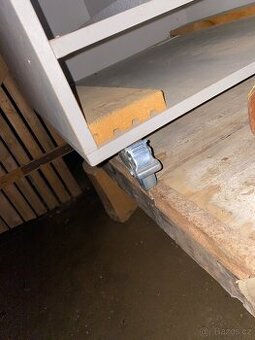 Stůl s nerezovou plochou