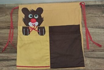 Školní kapsář na lavici