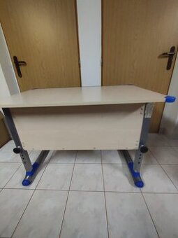 Stůl psací výškově nastavitelný