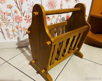 Rustikální stojan na noviny a časopisy