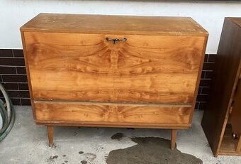 Peřiňák - skříň na lůžkoviny