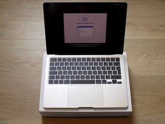 APPLE MacBook Air 13,6" (2025) / M4 / 16GB RAM / 256GB / CZ
