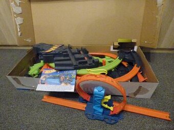 Hot Wheels Obrovská bouračka + nakopávací smyčka