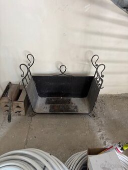 Držák dřeva ke krbu