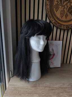 Černá značková paruka