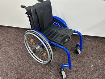 Aktivní invalidní vozík, odlehčený s blatníky, šíře sedu 42