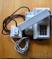 Světlý funkční retro telefon