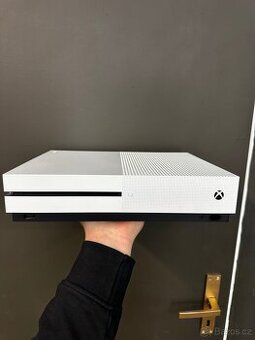 Xbox One S konzole s ovladačem