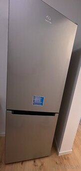 Indesit kombinovaná lednička se samostatným mrazákem