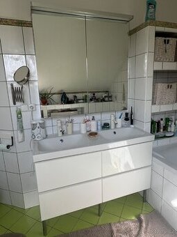 Spodní skříňka s umyvadlem a horní koupelnová skříňka