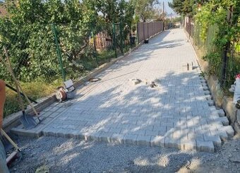 Pokládka dlažebních desek Nabízíme vysoce kvalitní služby v