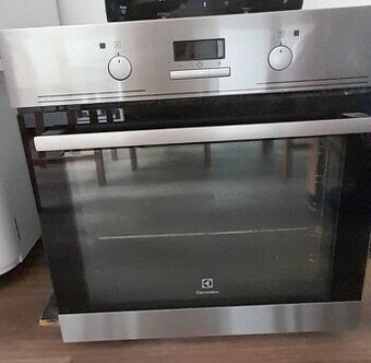 Vestavná trouba Elektrolux EOB43430