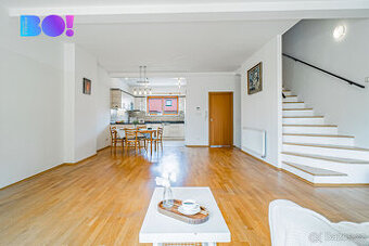 Prodej řadového rodinného domu 5+kk se zahradou a dvougaráží