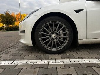 Tesla Model 3 2021 AEZ disky s pneu GRIPMAX / BRIDGESTONE