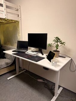 Výškově nastavitelný elektrický stůl