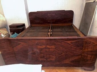 Postel a šicí stroj