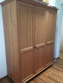 Ikea Leksvik velká šatní skříň masiv antik hemnes