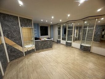 Výkladní skříně + stůl s další nábytek