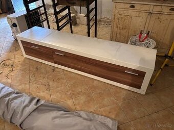 Stolek pod tv