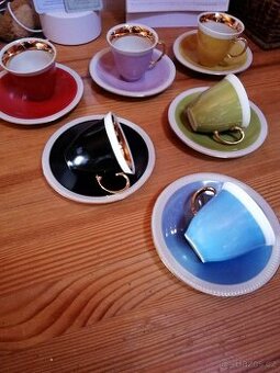 Různobarevný čajový servis