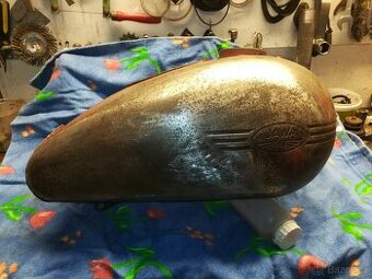 jawa pérák nádrž