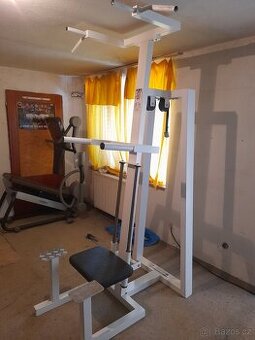 Posilovací stroj shyby z dopomocí KWK