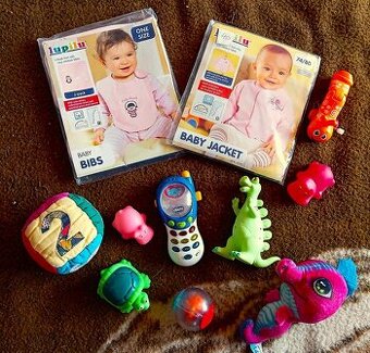 Nové dívčí kojenecké oblečení 74/80 + hračky