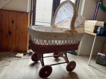 Dětská postýlka na kolech