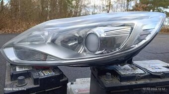 Ford Focus – pravý přední světlomet (xenon / projektor)