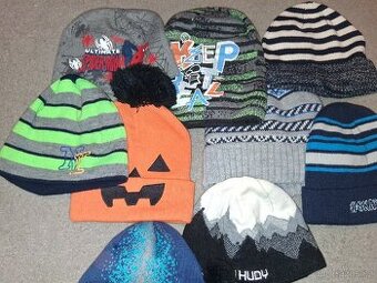 Velké množství oblečení na chlapce ve věku 7 - 8 let