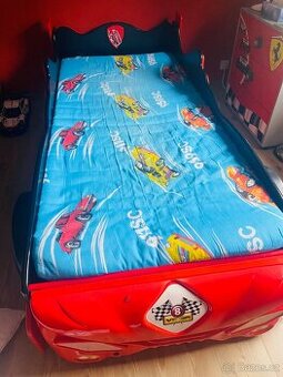 Dětská postel ve tvaru auta