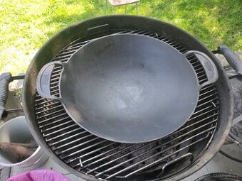 Litinový wok Weber