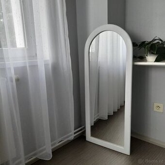 Bílé dřevěné obloukové zrcadlo