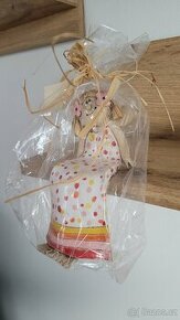 Galerie labyrint - keramická dívka sedící - 1