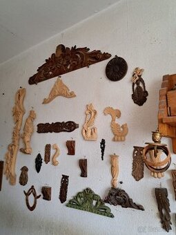 Řezby na starožitné hodiny.