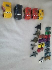 Miniautíčka a miniletadýlka.