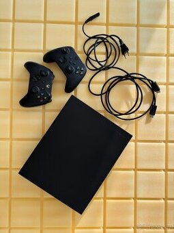 Xbox One X 1TB + 2 originální bezdrátové ovladače