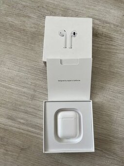 Bílá bezdrátová sluchátka Apple Airpods 2019