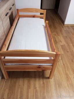 Dětská postel se zábranou