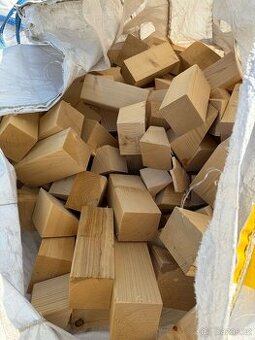 Suché odřezky z dřevovýroby na topení - 800 Kč/vak